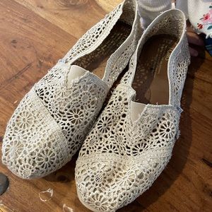 TOMS SLIP ON SHOE WOMENS SIZE 8.5 CREAM COLOR LASER CUT LACE FLORAL DESIGN
